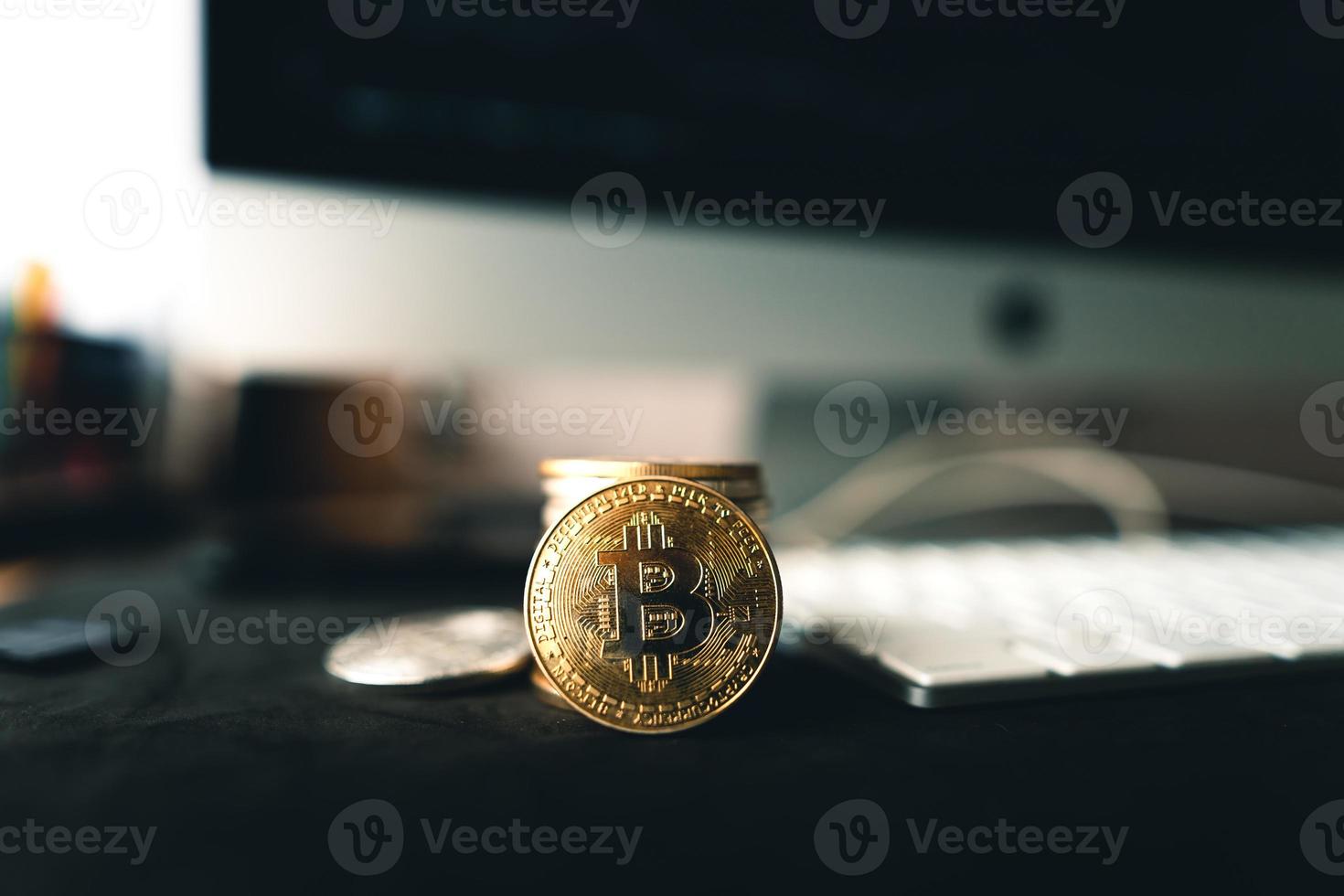 monedas bitcoin en un escritorio de madera foto