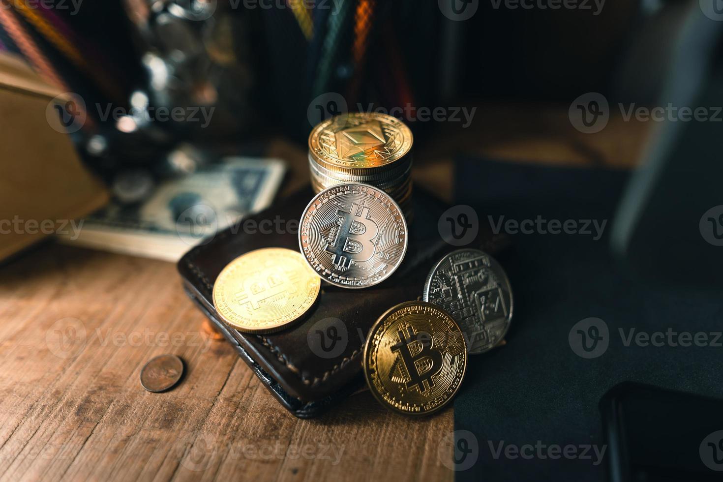 monedas bitcoin en un escritorio de madera foto