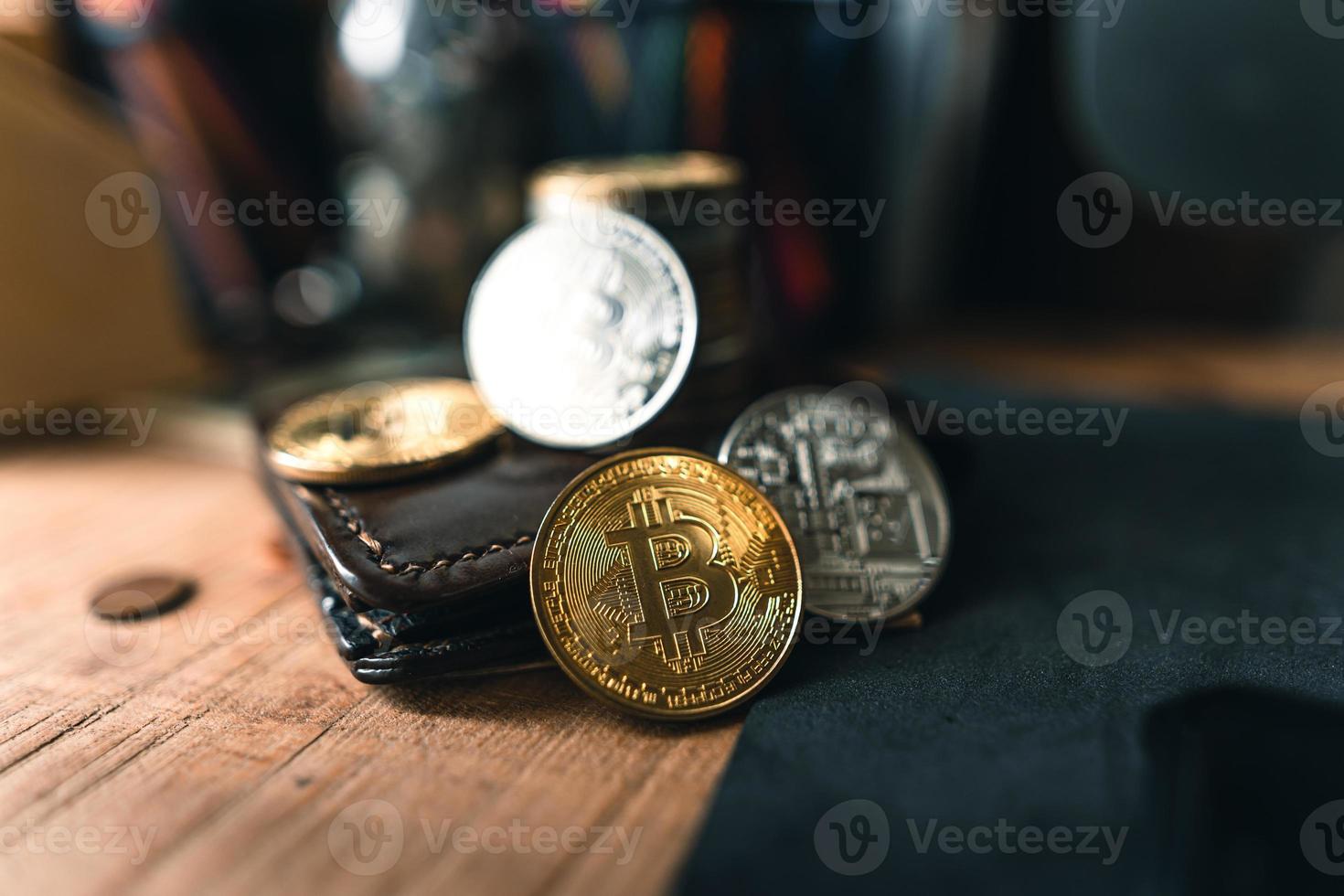 monedas bitcoin en un escritorio de madera foto