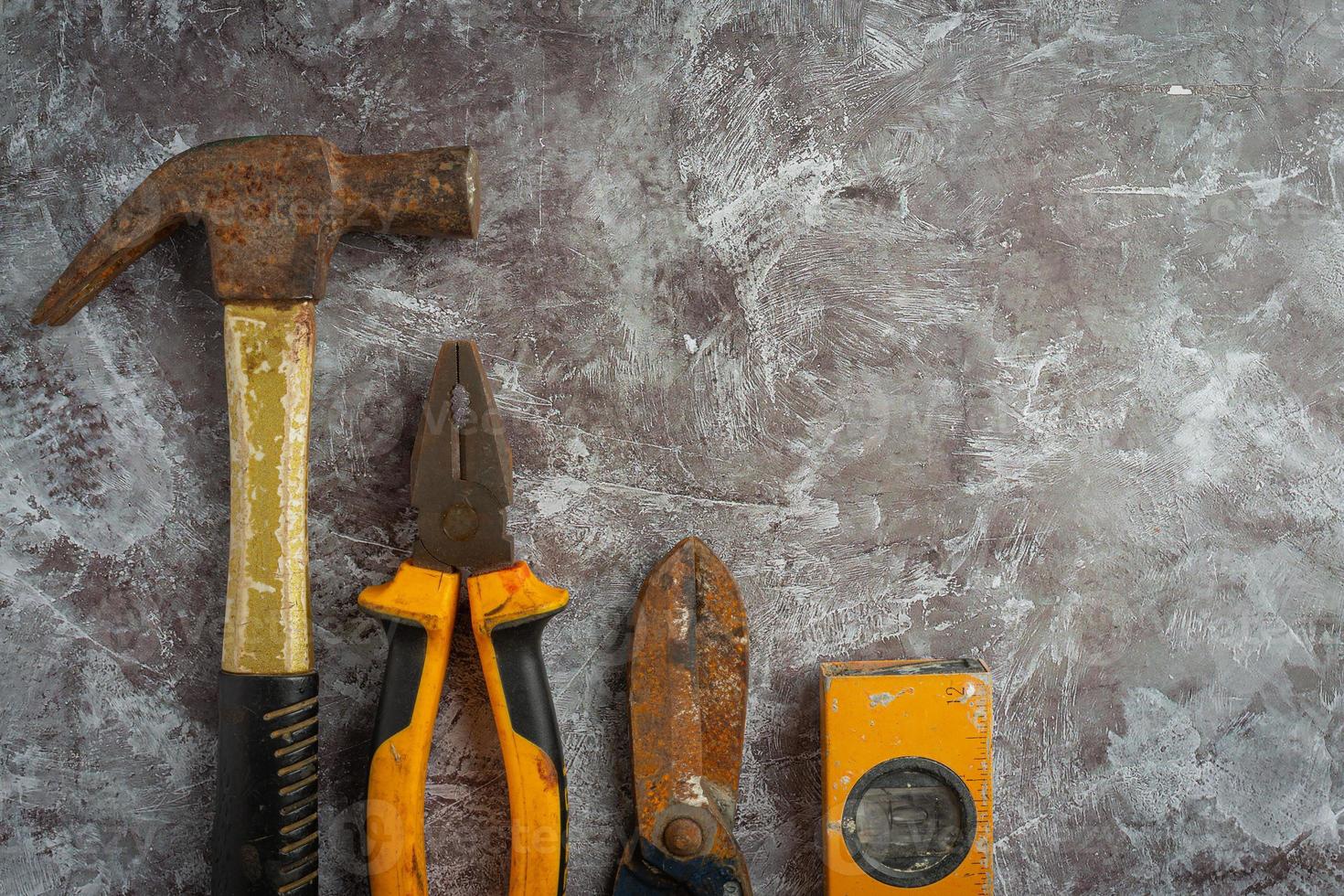 Varias herramientas de mano, concepto del día del trabajo. foto