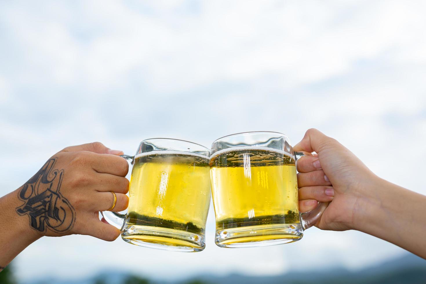 Fiesta de la cerveza con amigos en casa, concepto del día internacional de la cerveza. foto