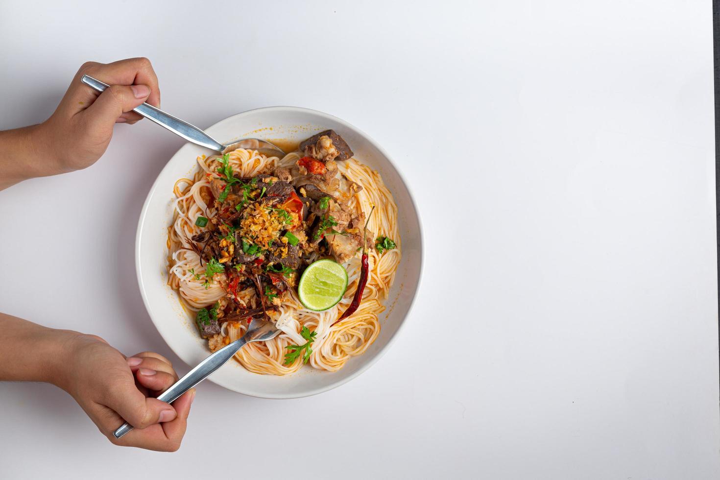 fideos de arroz en salsa de pescado al curry con verduras foto