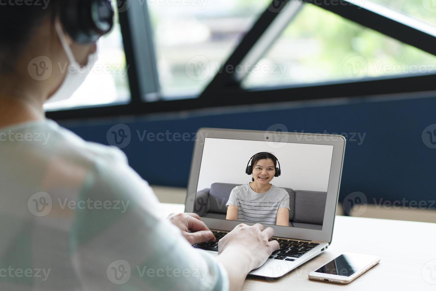 La empresaria usando la computadora para trabajar desde casa durante la pandemia foto