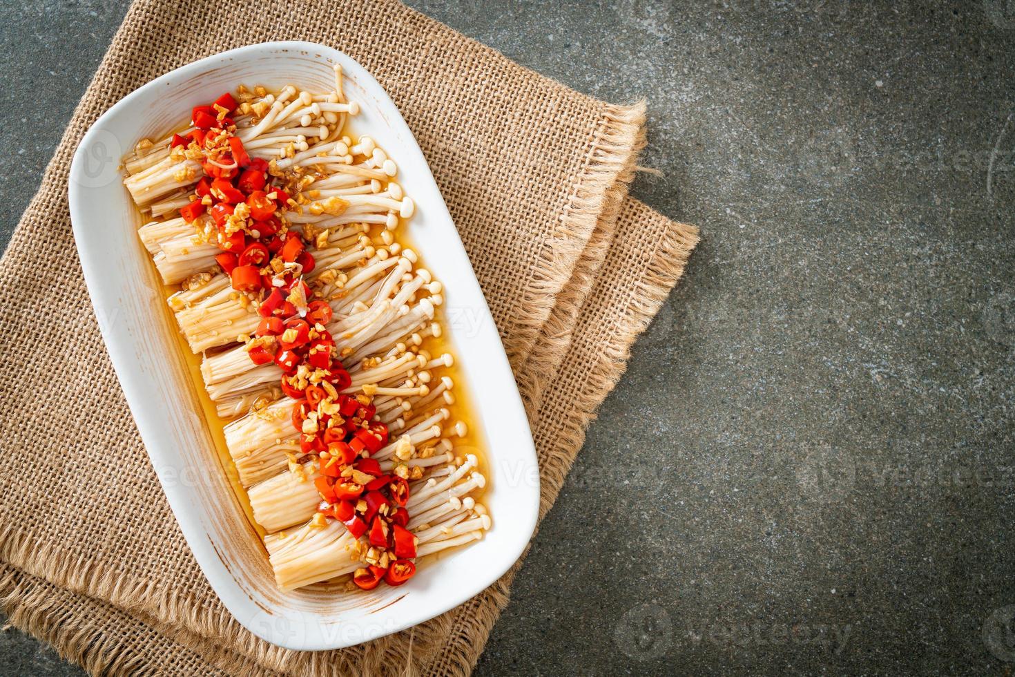 Setas de aguja doradas caseras al vapor o enokitake con salsa de soja, chile y ajo foto
