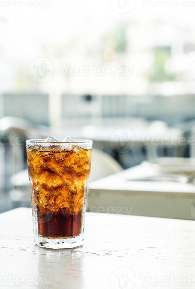 vaso de cola helado en la mesa foto