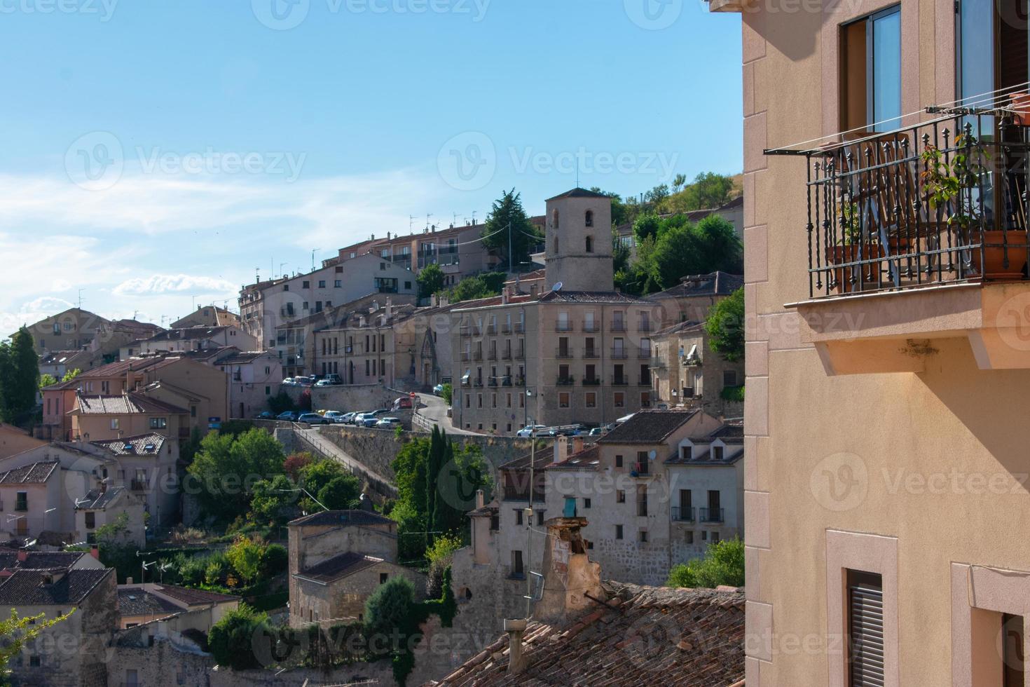 Vista de los edificios y calles de una ciudad medieval en España foto