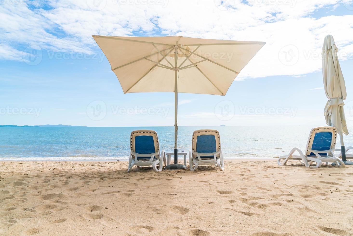 al aire libre con sombrilla y silla en la hermosa playa tropical y el mar foto