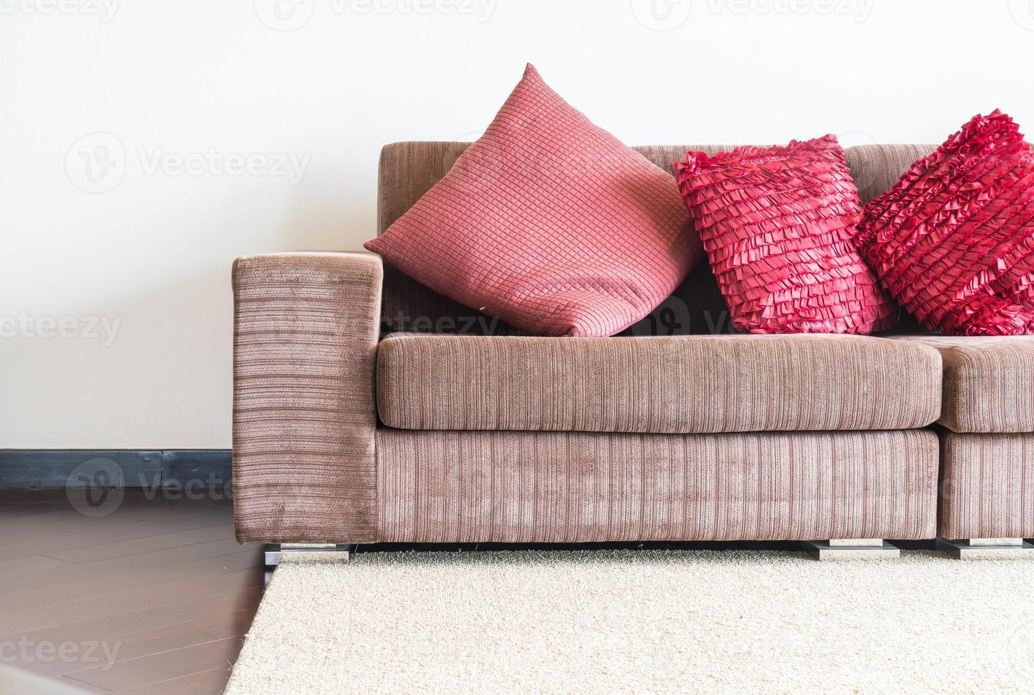 Hermosa almohada en la decoración del sofá en la sala de estar foto