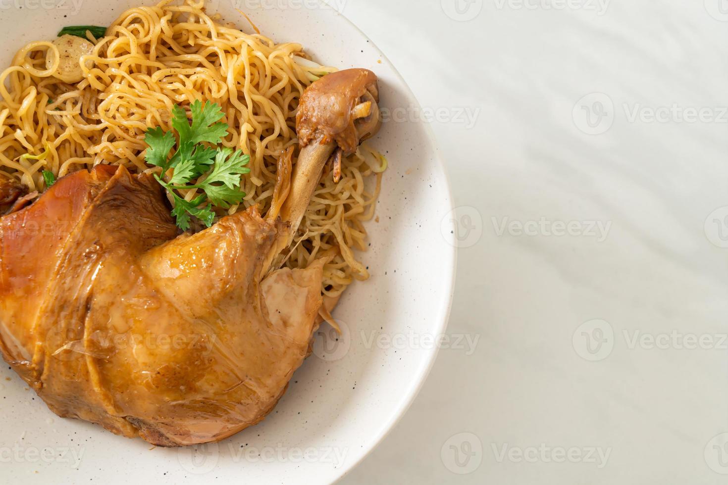 fideos secos con pollo a la brasa foto