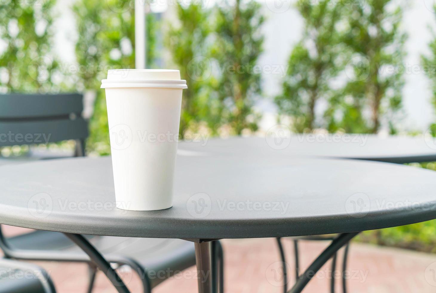 taza de café caliente en la cafetería foto