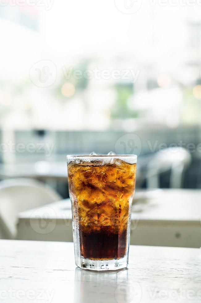 vaso de cola helado en la mesa foto