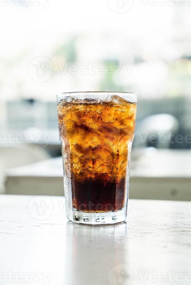 vaso de cola helado en la mesa foto