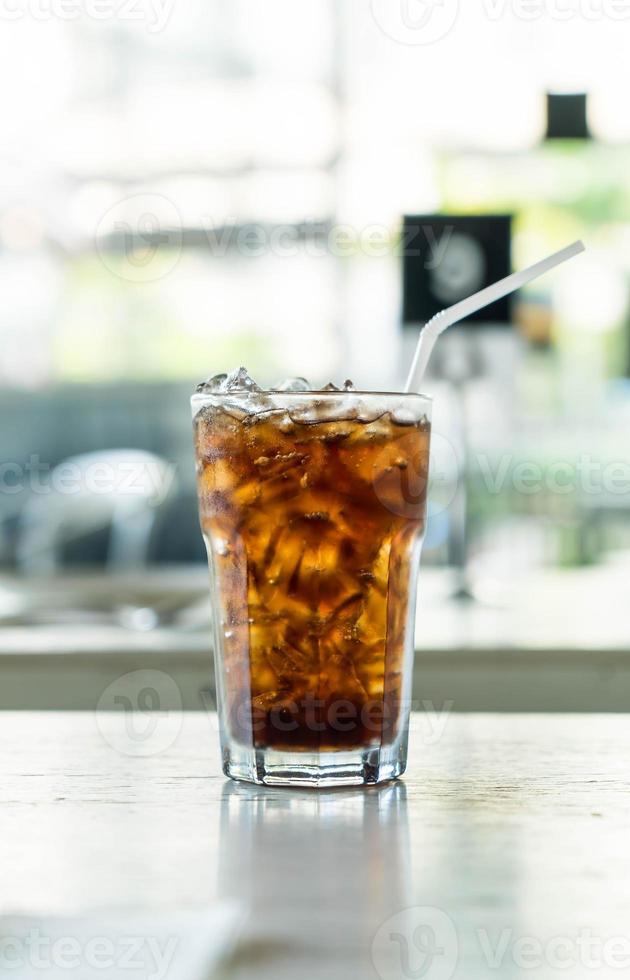 vaso de cola helado en la mesa foto