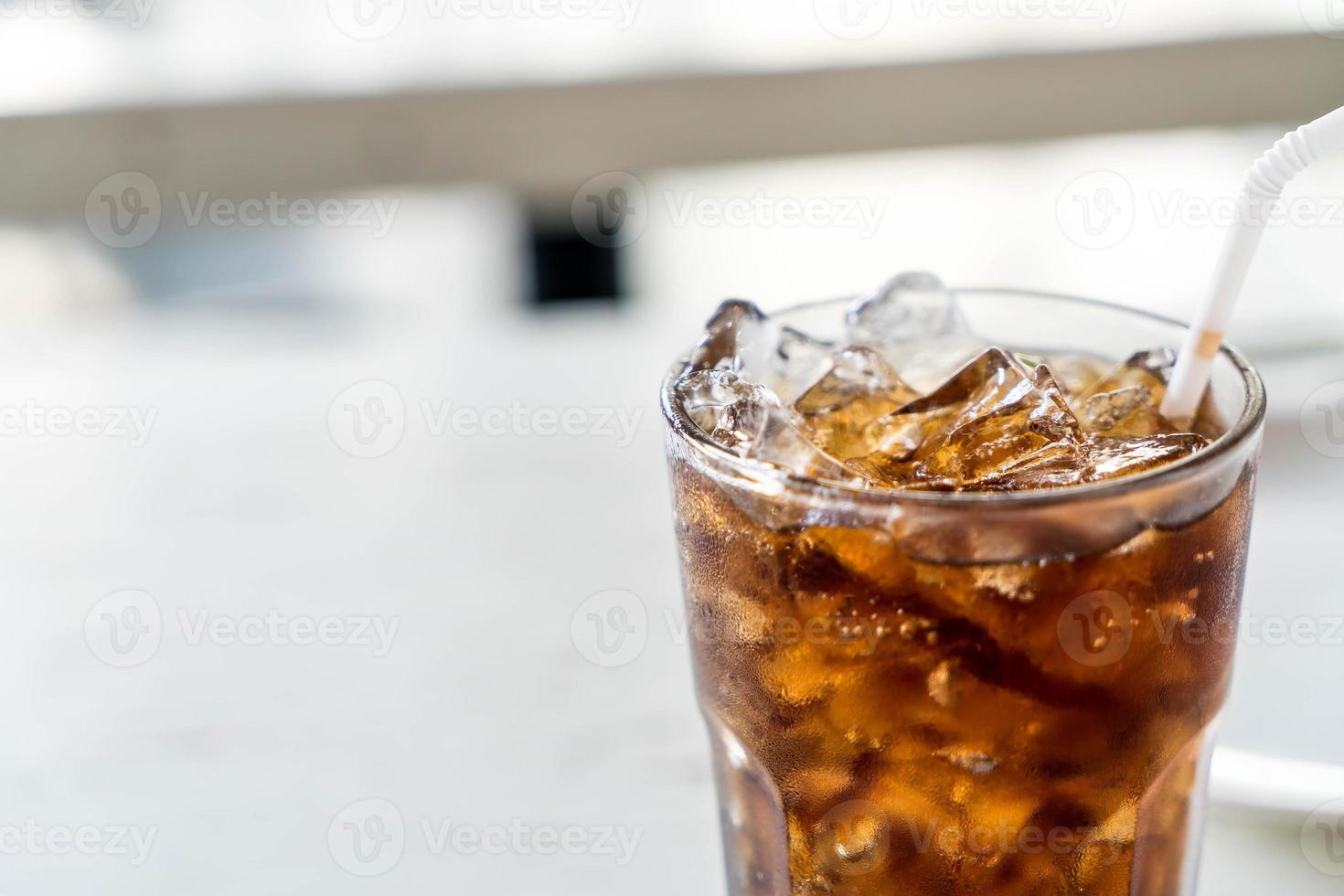 vaso de cola helado en la mesa foto