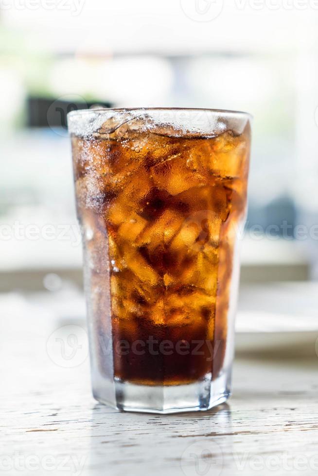 vaso de cola helado en la mesa foto