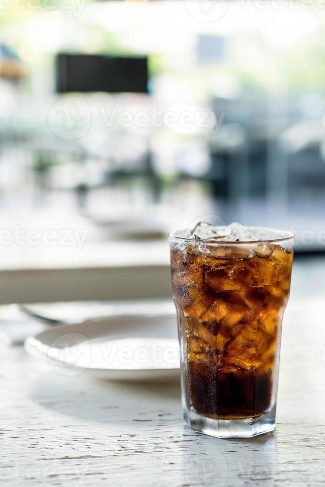 vaso de cola helado en la mesa foto