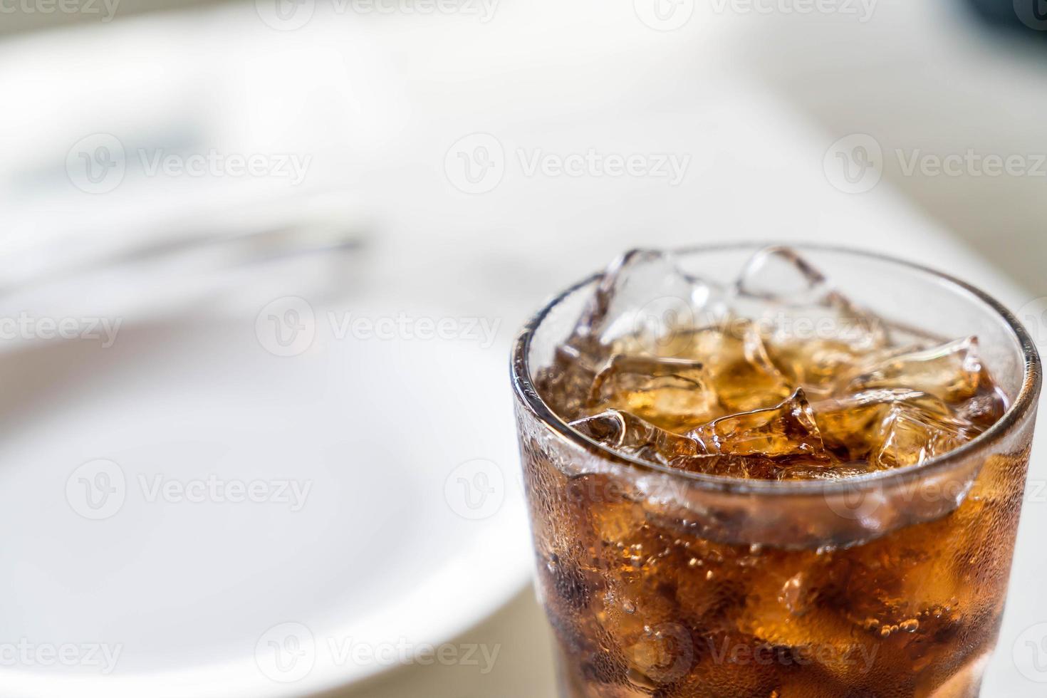 vaso de cola helado en la mesa foto