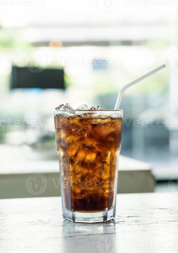 vaso de cola helado en la mesa foto