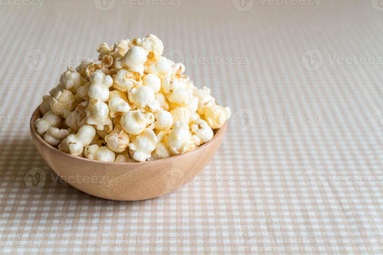 Palomitas de caramelo en un recipiente sobre la mesa foto