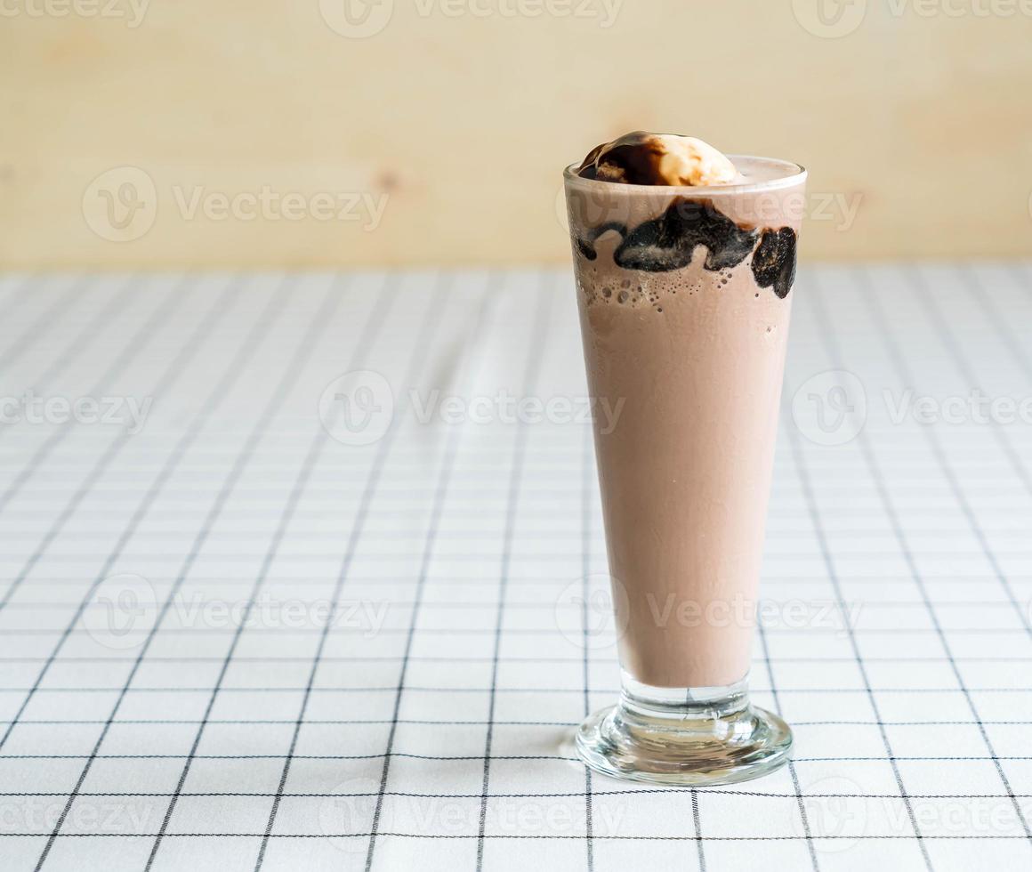 frappé de chocolate con helado de vainilla encima foto