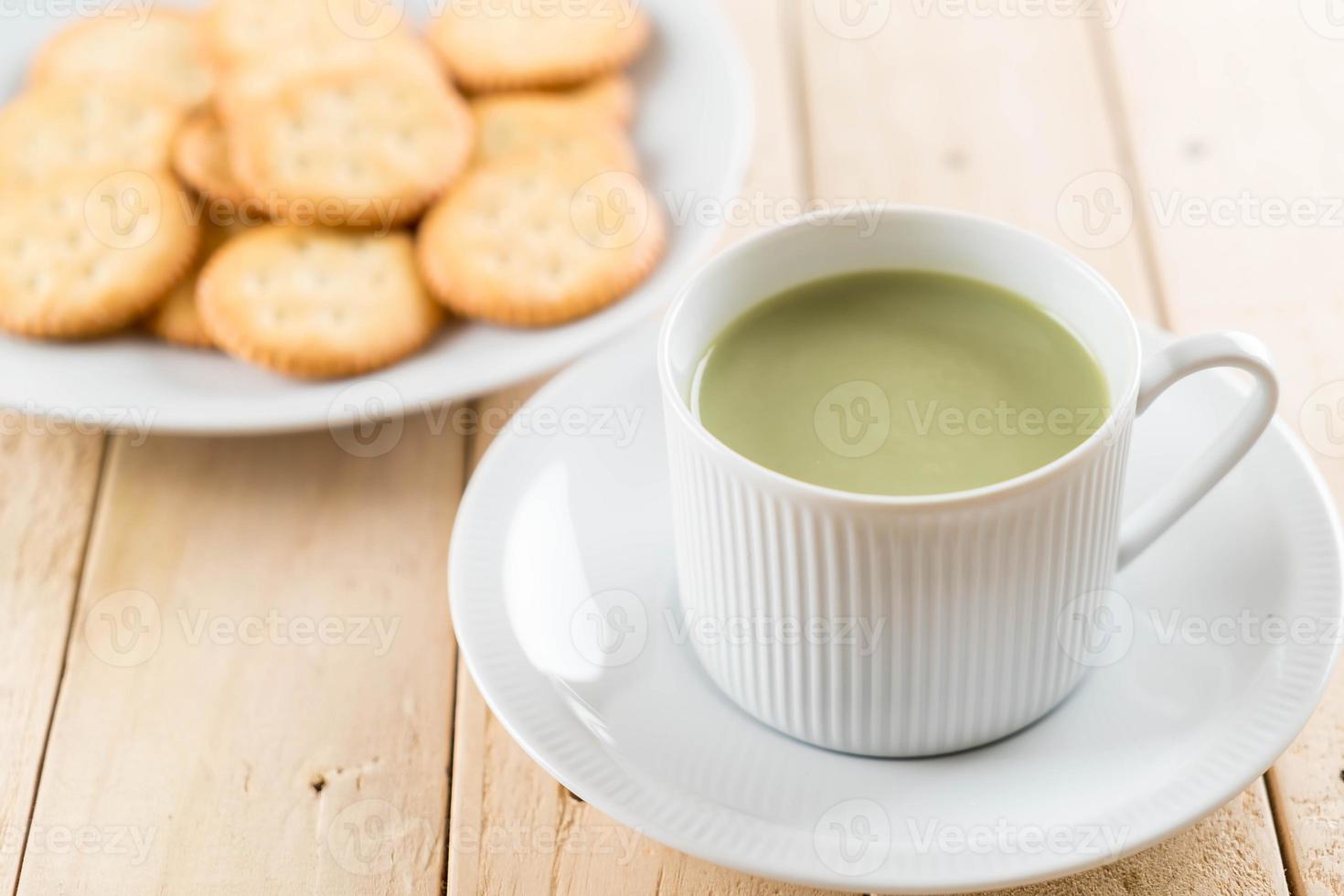 una taza de té verde matcha latte foto