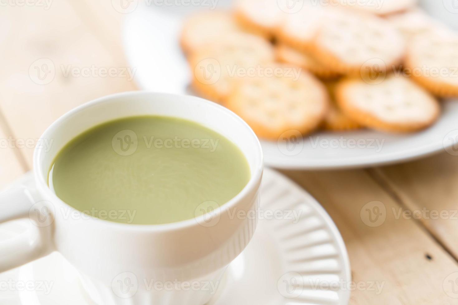 una taza de té verde matcha latte foto