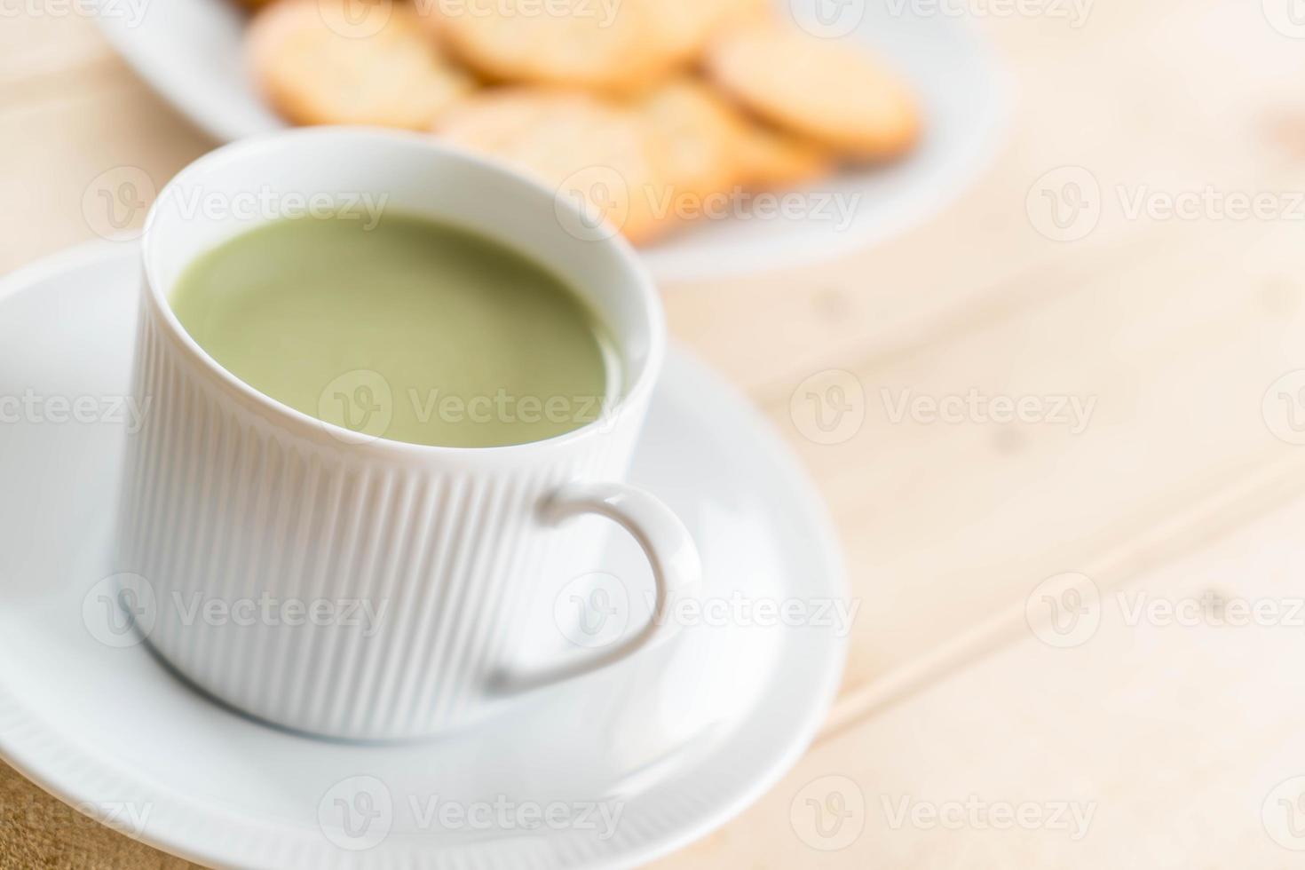 una taza de té verde matcha latte foto