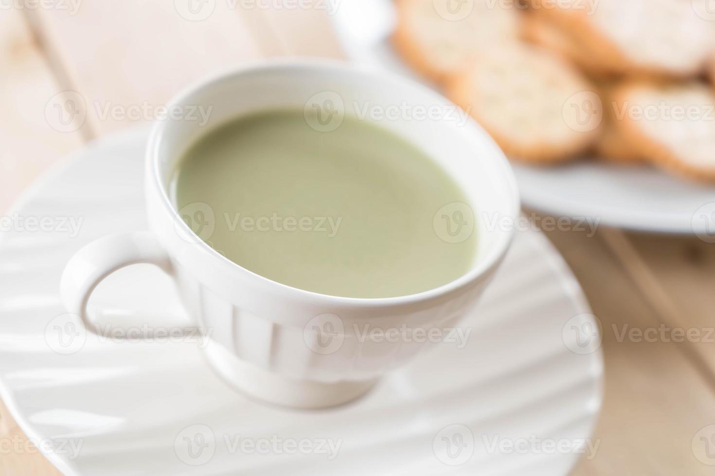 una taza de té verde matcha latte foto