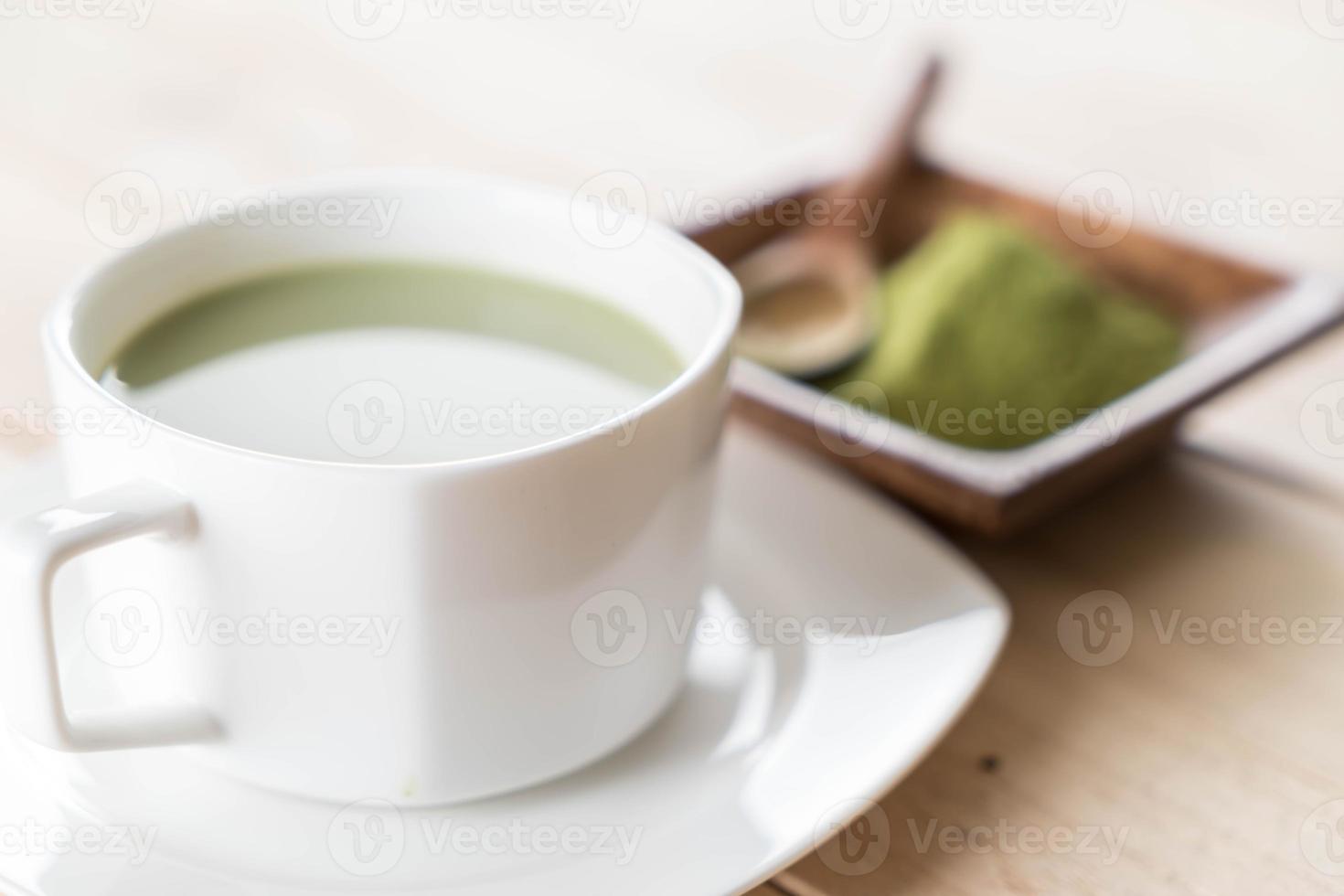 una taza de té verde matcha latte foto