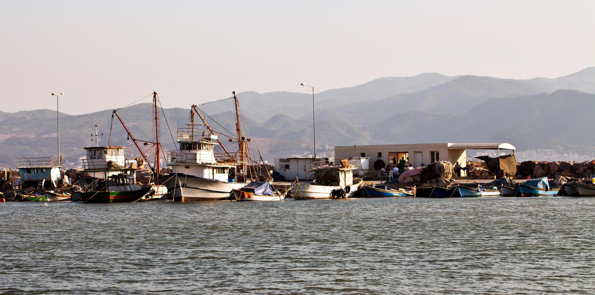 lugar de transporte muelle cerca del mar foto