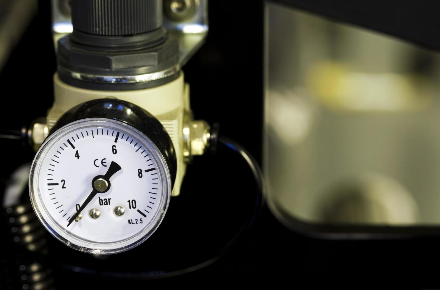 Reloj mecánico que muestra la presión del manómetro de vapor. foto