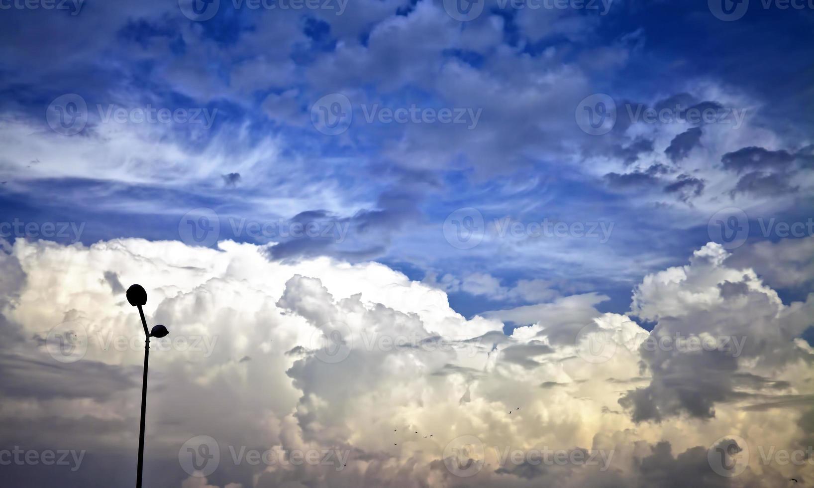 nubes suaves oscuras y brillantes en el cielo foto