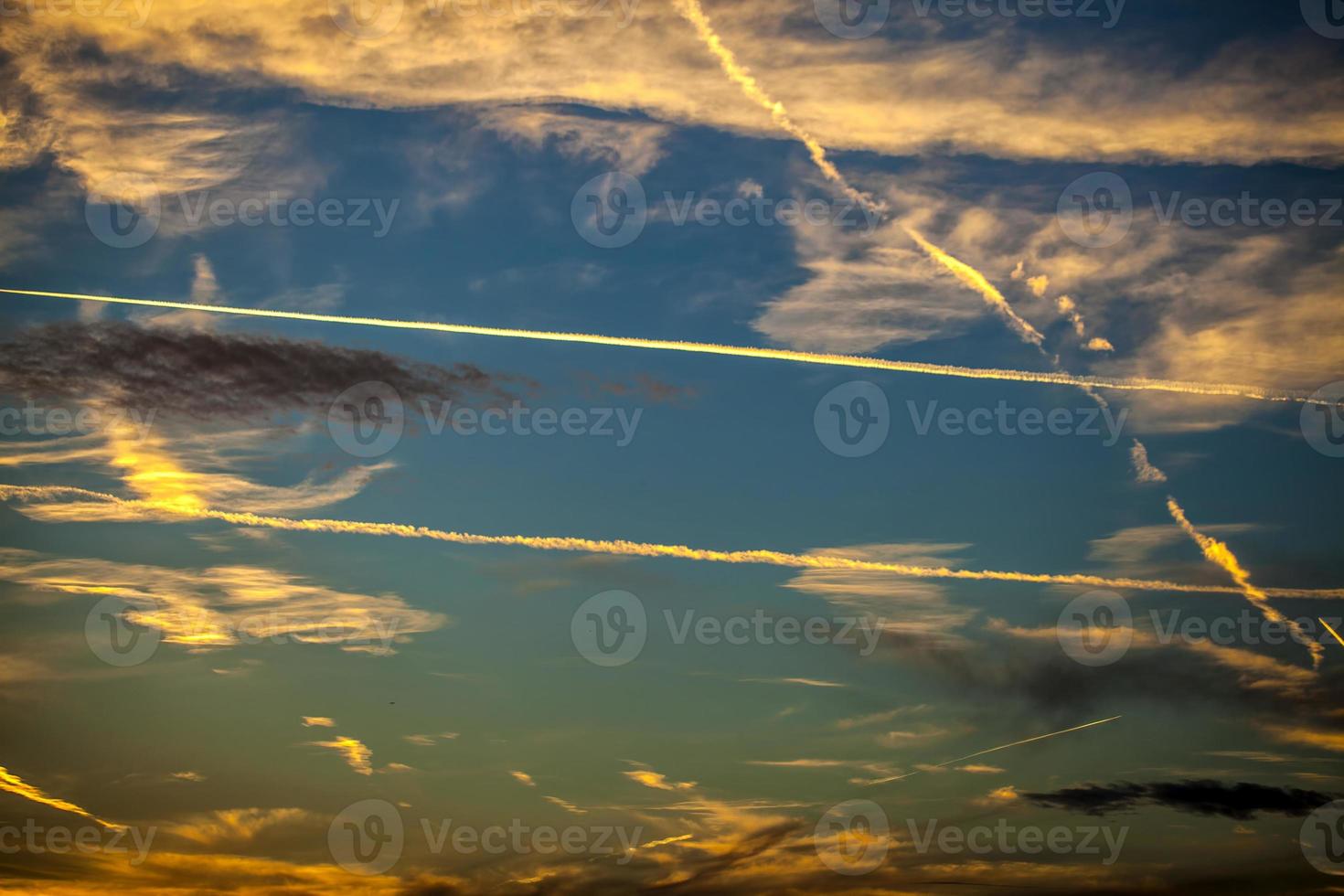 nubes oscuras y suaves en el cielo foto