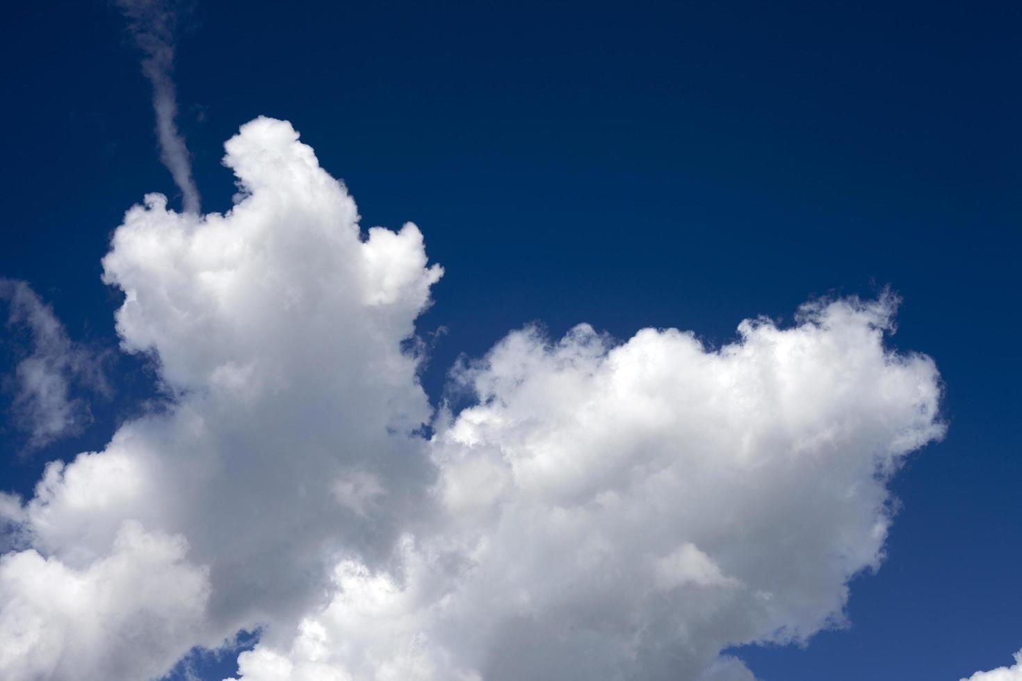 nubes suaves oscuras y brillantes en el cielo foto