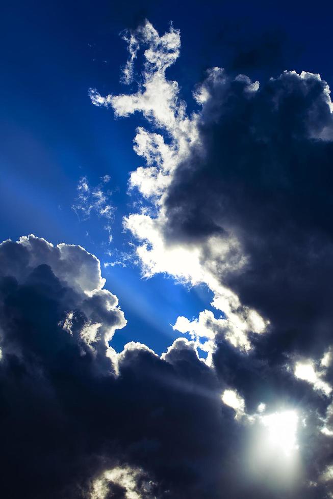 nubes suaves oscuras y brillantes en el cielo foto