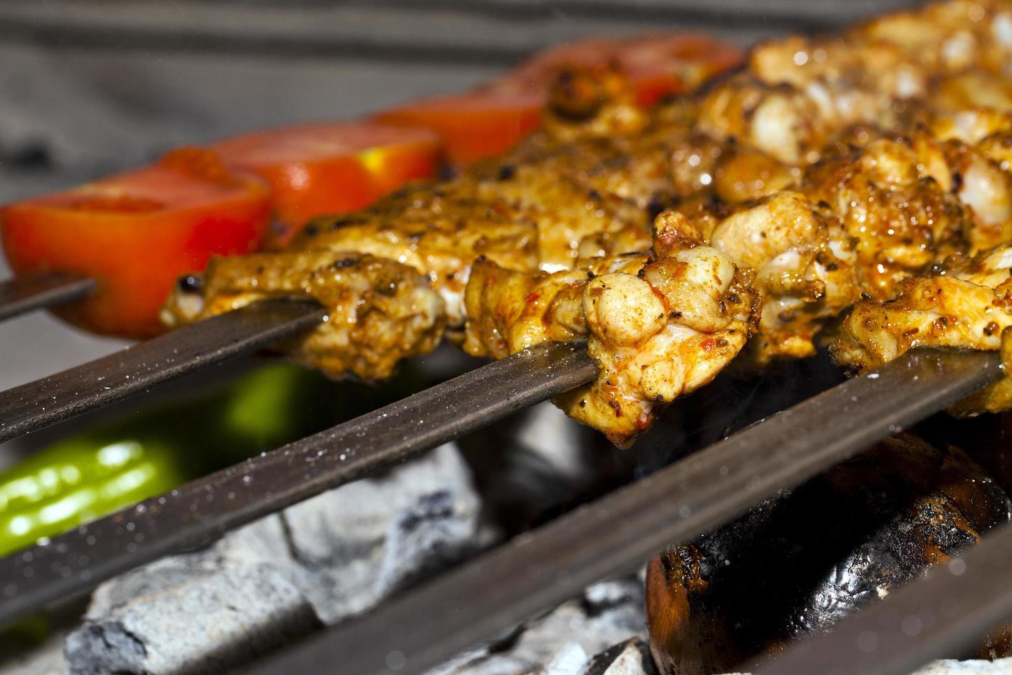 parrilla de barbacoa de comida de pollo en llamas foto