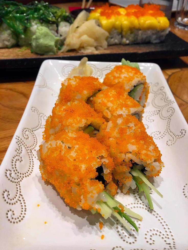sushi de mariscos tradicional de japón foto