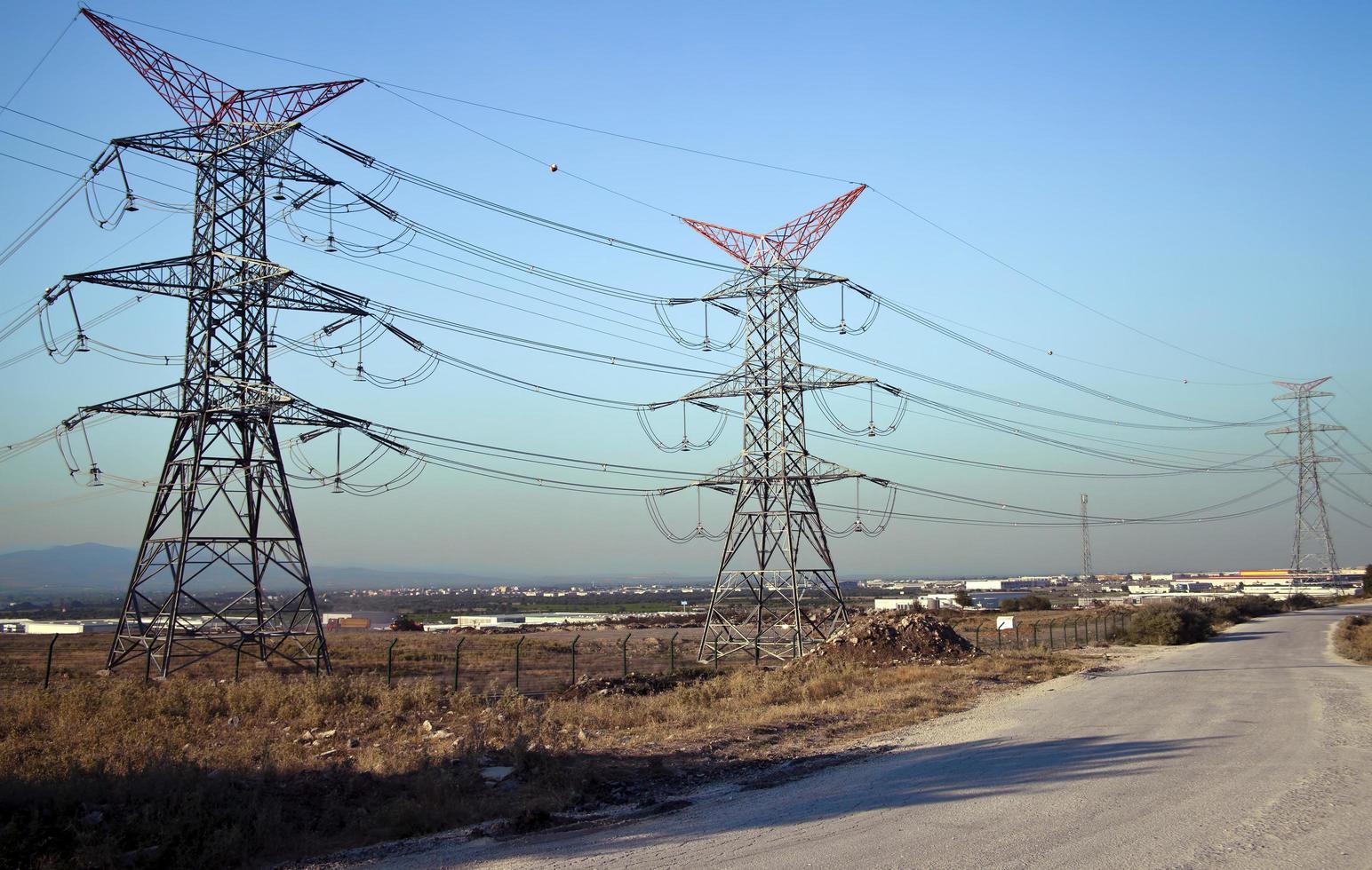 postes eléctricos de energía industrial de alto voltaje foto