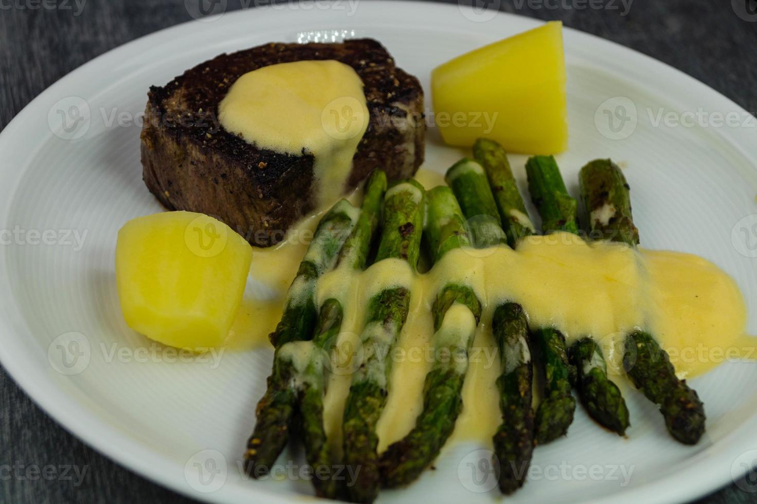 filet mignon con espárragos verdes y salsa bernaise foto