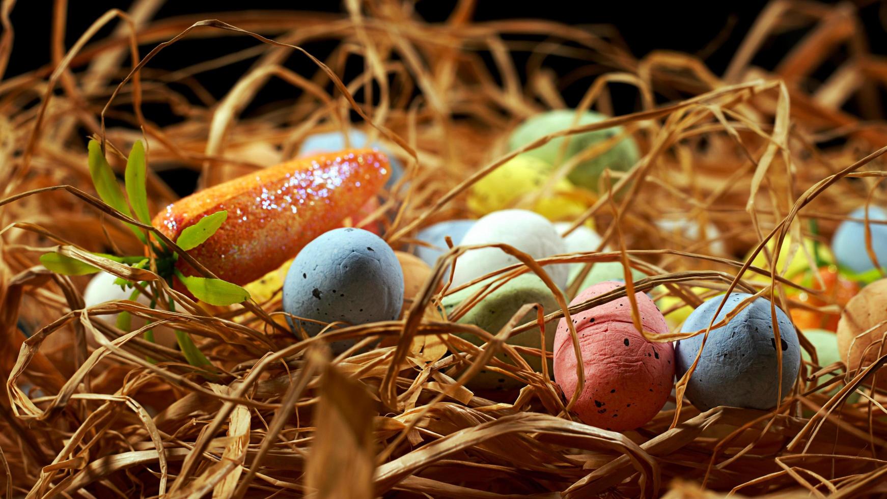 coloridos huevos pascuales tradicionales de pascua foto