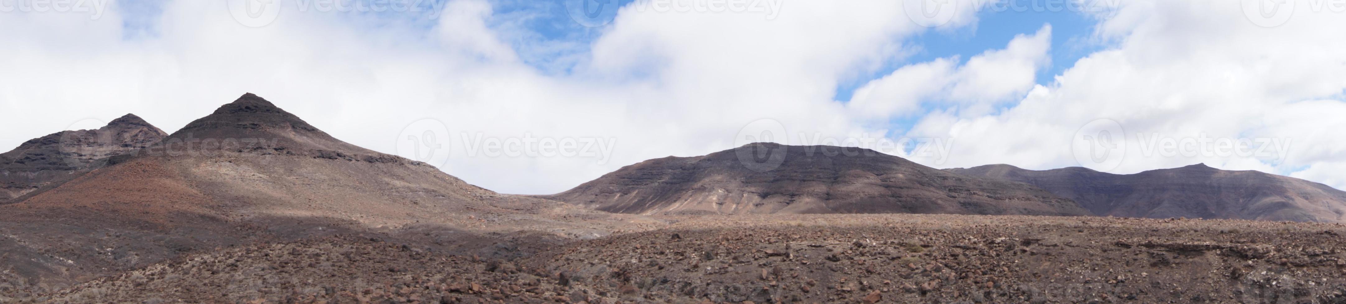 montañas volcánicas de fuerteventura - españa foto