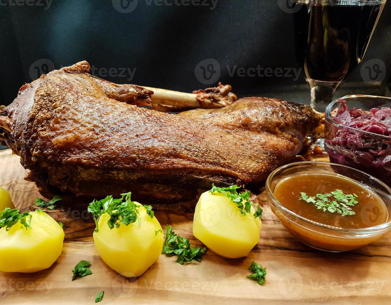 ganso asado con frijoles y patatas duquesa foto