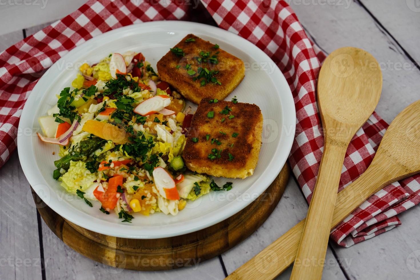 queso de oveja empanizado y horneado con ensalada de surimi foto