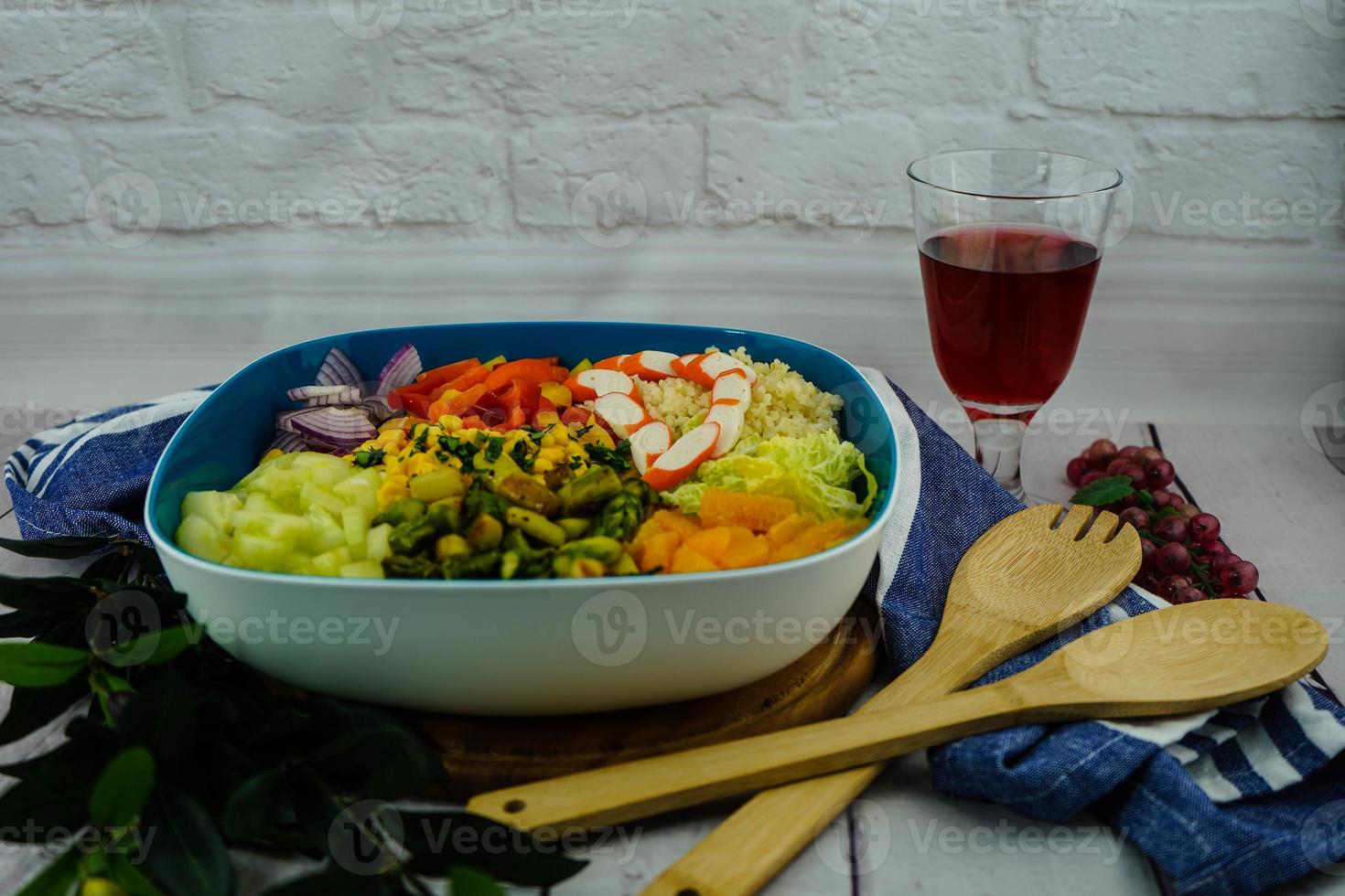 queso de oveja empanizado y horneado con ensalada de surimi foto