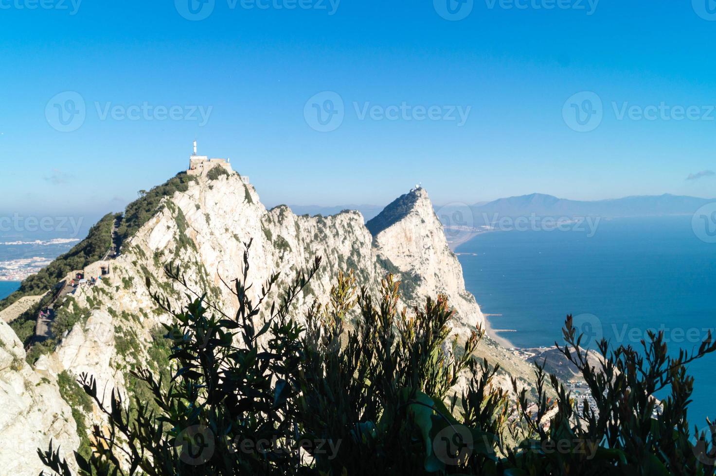 Gibraltar, la roca de los simios en el mar Mediterráneo. foto