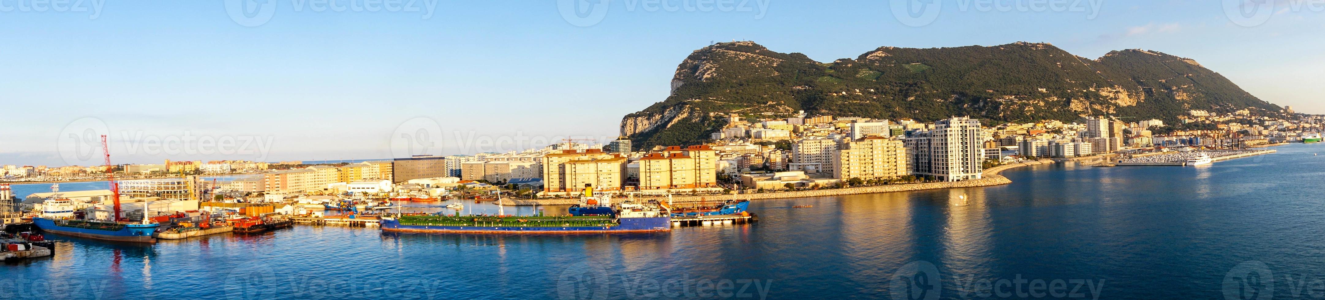 Gibraltar, la roca de los simios en el mar Mediterráneo. foto