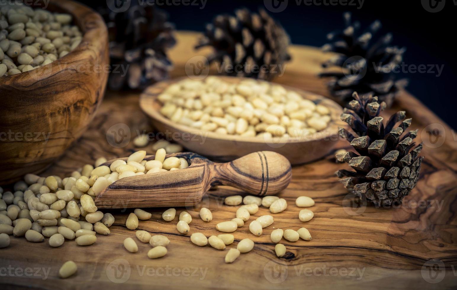 conos de cedro y nueces foto