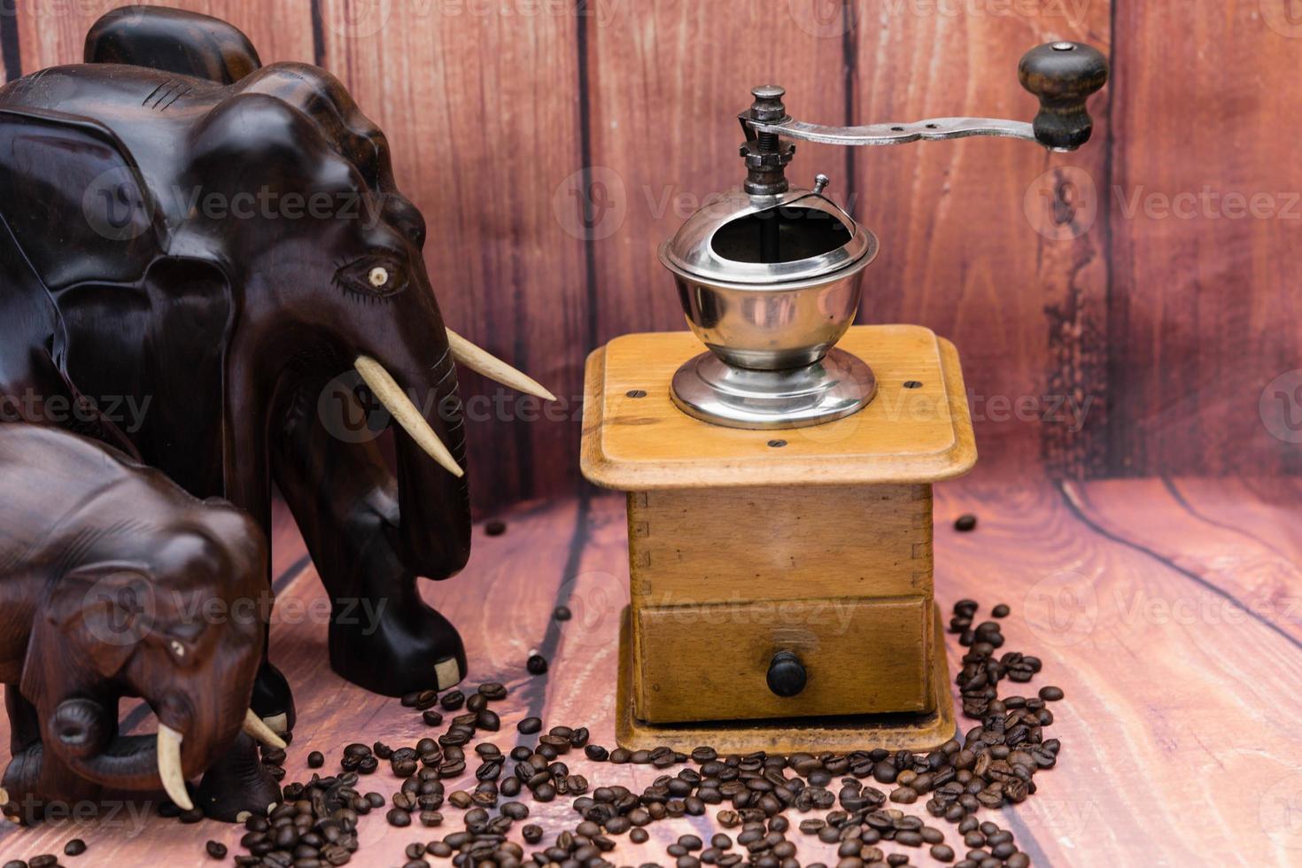 granos de café tostados y un molinillo de café vitage foto