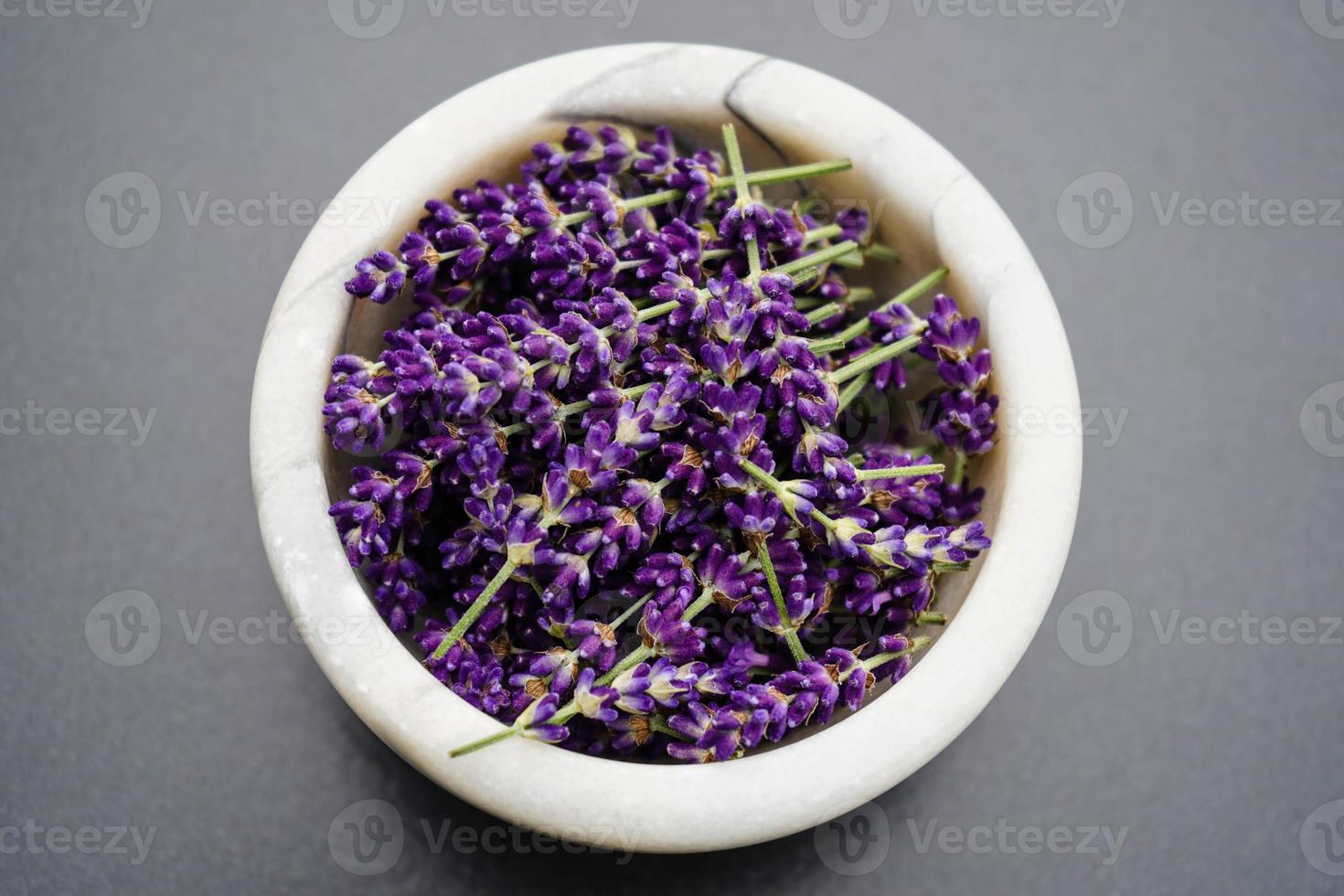 medicina alternativa con lavanda fresca foto