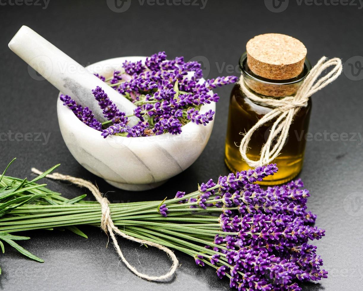 medicina alternativa con lavanda fresca foto